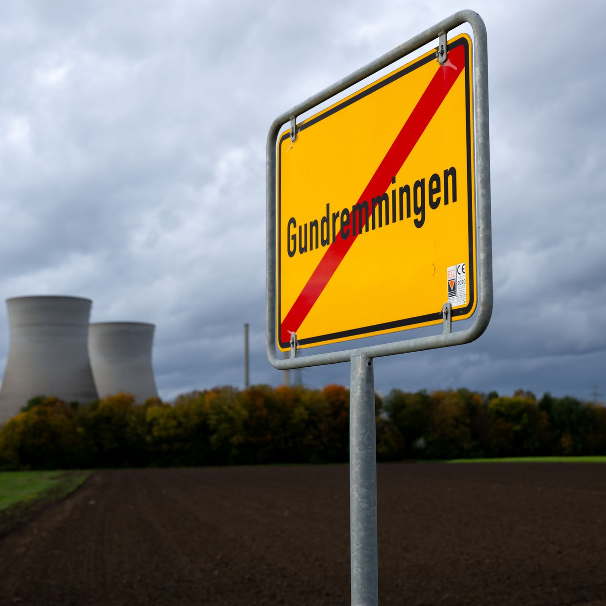 Am Samstag war es so weit: Die beiden Kühltürme wurden gesprengt. - Foto: Sven Hoppe/dpa