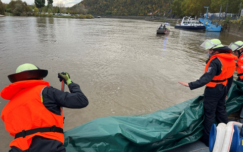 PP-ELT: Schiffsunfall auf der Mosel - Schiff schlägt Leck - Foto: presseportal.de