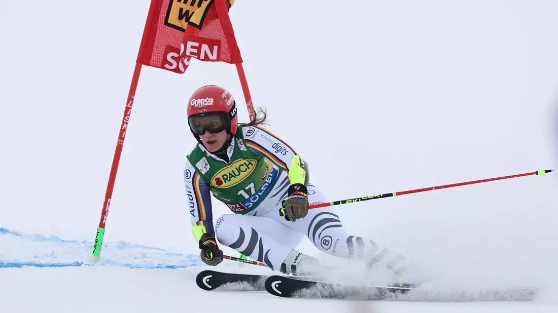 Beste Deutsche beim Alpin-Auftakt in Sölden: Lena Dürr. - Bild: Marco Trovati/AP/dpa