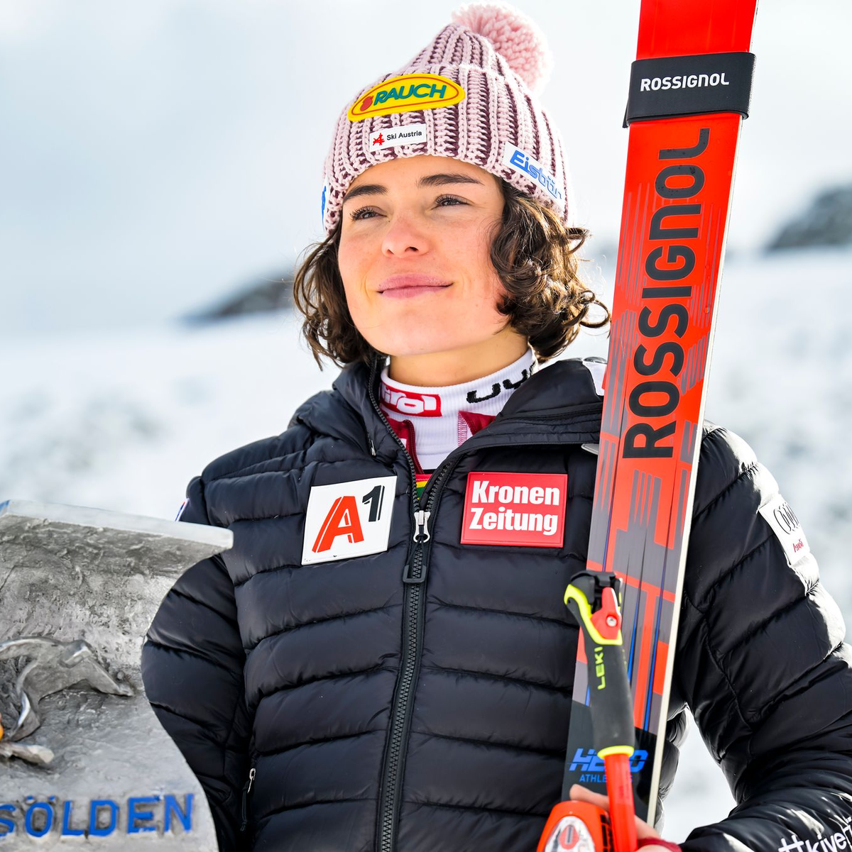 Stolze Siegerin: Julia Scheib nach ihrem Triumph in Sölden. - Foto: Gian Ehrenzeller/KEYSTONE/dpa