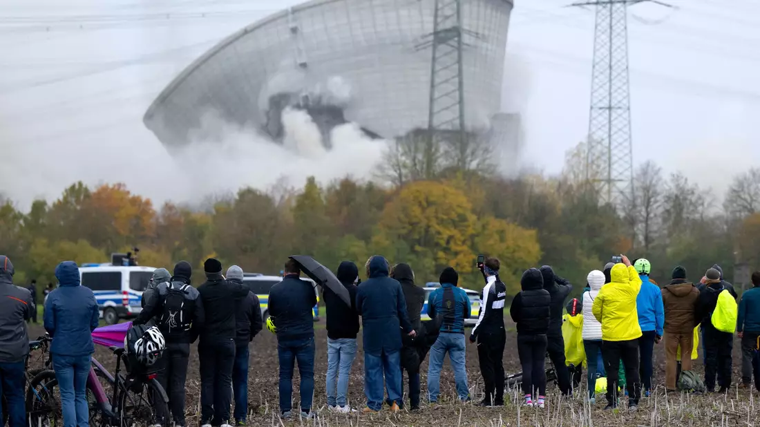Bildkombo der Kühlturm-Sprengung in Gundremmingen. - Bild: Sven Hoppe/dpa