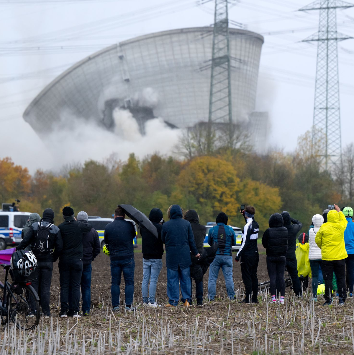 Tausende Menschen kamen, um die Sprengung zu sehen. - Foto: Sven Hoppe/dpa