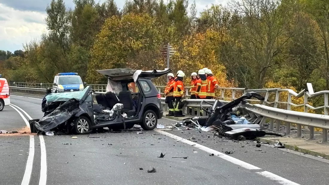 Rettungskräfte sind am Unfallort im Einsatz.  - Bild: Benjamin Müller/dpa