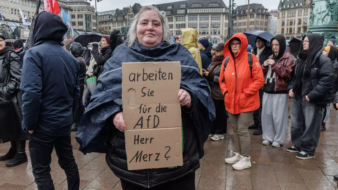 Nicht nur Menschen mit Migrationshintergrund werfen Bundeskanzler Friedrich Merz (CDU) nach seinen Äußerungen zu Migration und dem «Stadtbild» Rassismus vor.  - Bild: Markus Scholz/dpa