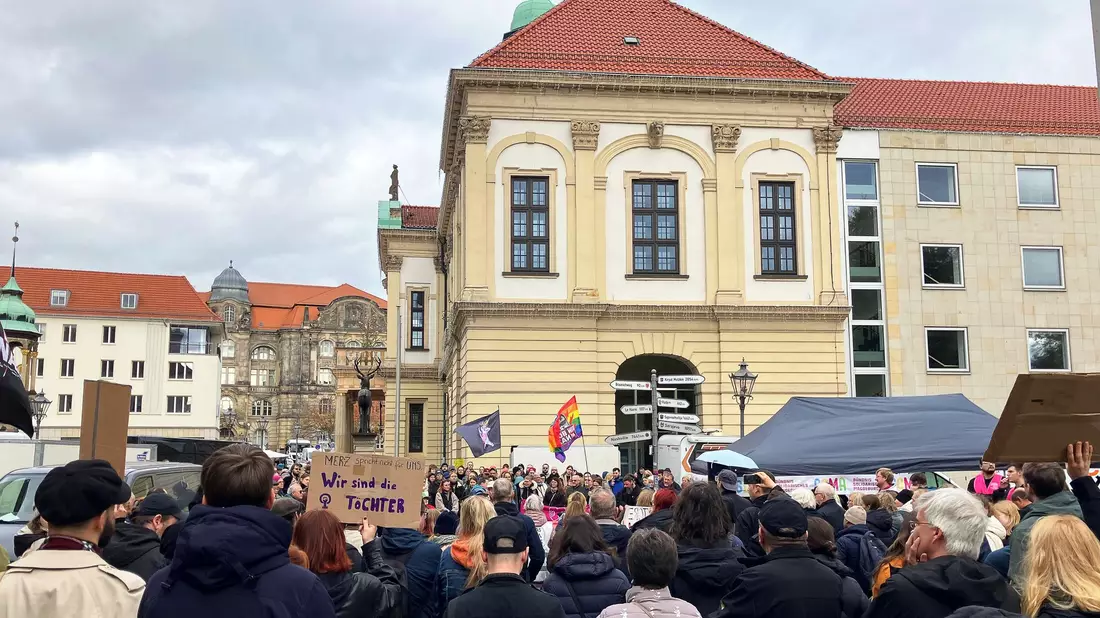 In Magdeburg gingen am Samstag rund 300 Menschen auf die Straße. - Bild: Dörthe Hein/dpa