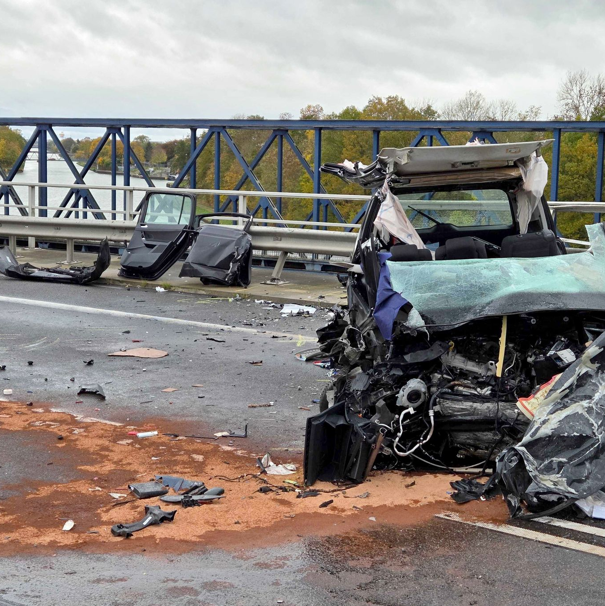 Ein Mann schwebt nach dem Unfall weiter in Lebensgefahr, eine Frau ist schwer verletzt. - Foto: Christian Brahmann/dpa
