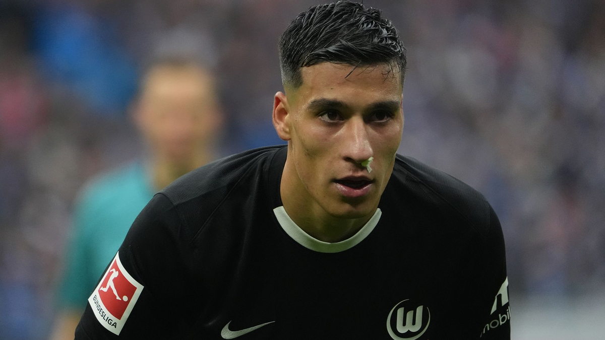 HSV-Trainer Merlin Polzin gestikulierte am Spielfeldrand. - Foto: Marcus Brandt/dpa