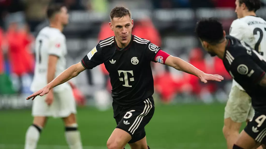 Kampf um jeden Ball im Borussia-Park. - Bild: Marius Becker/dpa