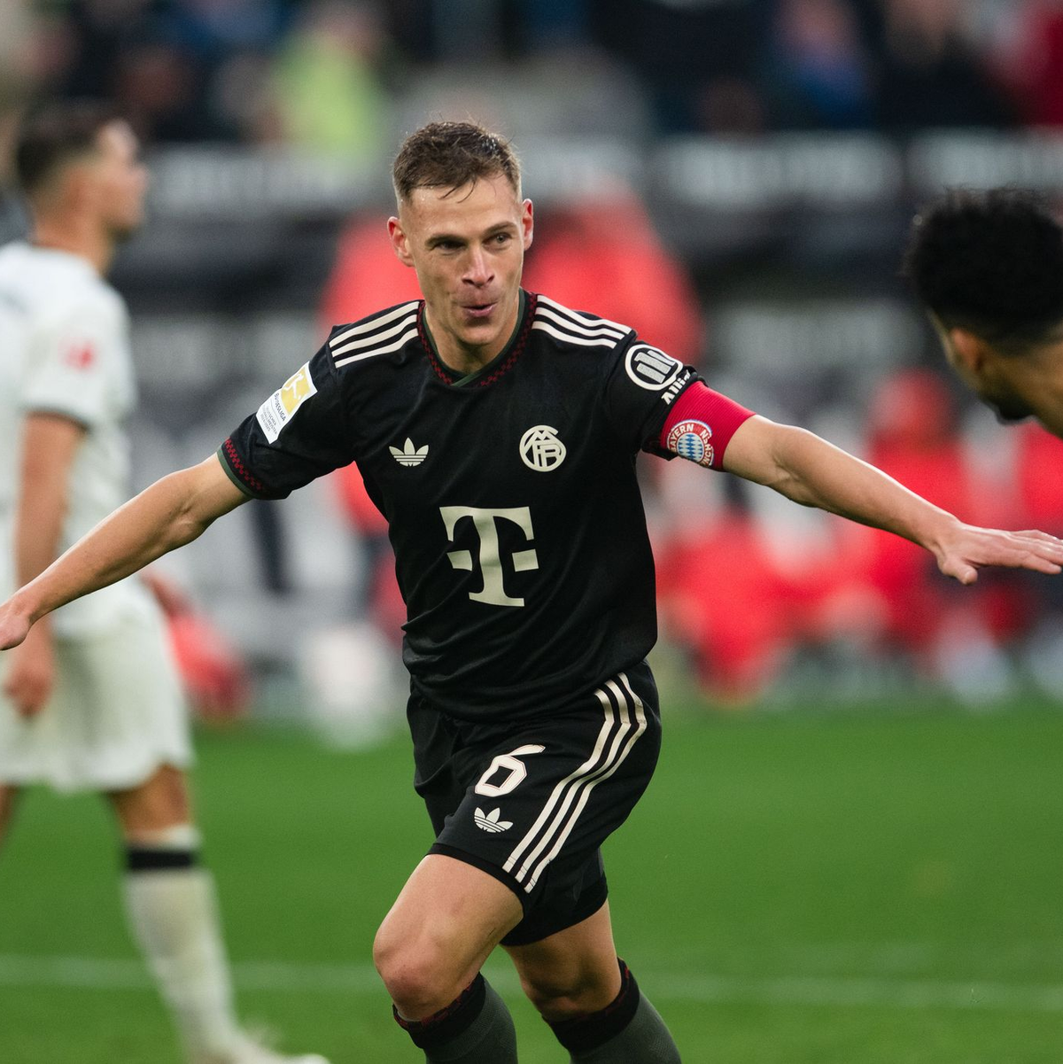 Bayerns Joshua Kimmich jubelt über sein Führungstor in Mönchengladbach. - Foto: Marius Becker/dpa