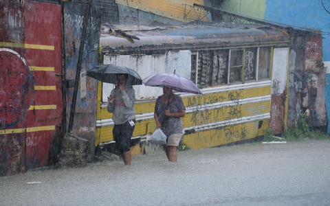 Das US-Hurrikanzentrum warnt vor gefährlichen Überschwemmungen und Erdrutschen.  - Foto: Ricardo Hernandez/AP/dpa