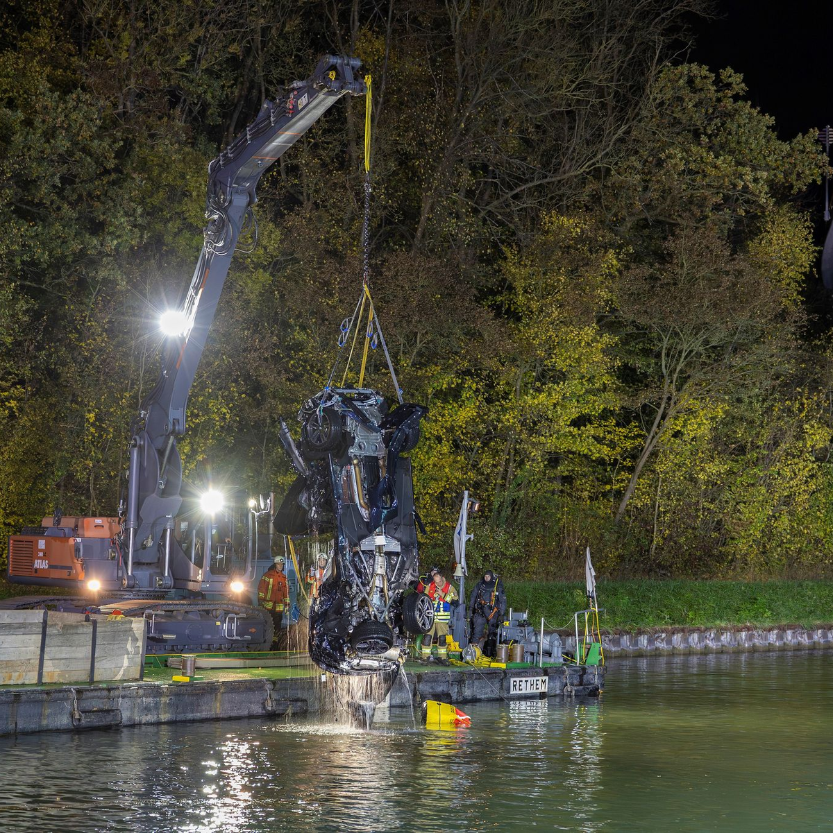 Die Bergung war laut Feuerwehr kompliziert. - Foto: Stefan Sobotta/dpa