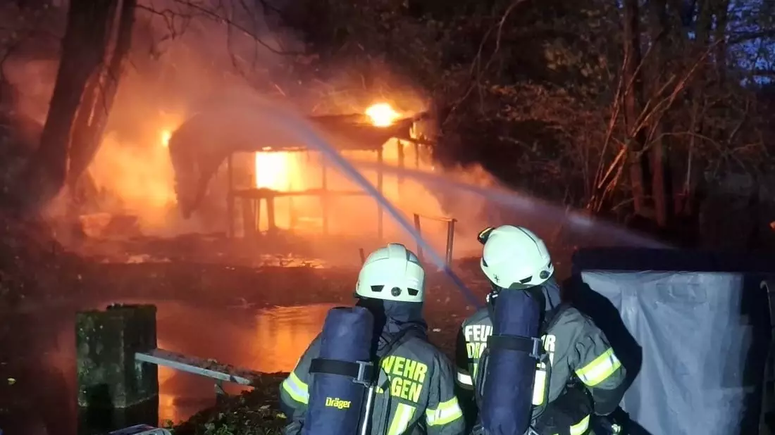 FW Drolshagen: Gartenhütte nahe Schrebershof in Vollbrand - Bild: presseportal.de