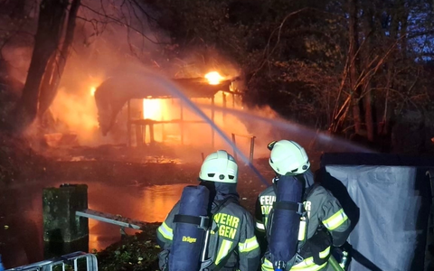 FW Drolshagen: Gartenhütte nahe Schrebershof in Vollbrand - Foto: presseportal.de