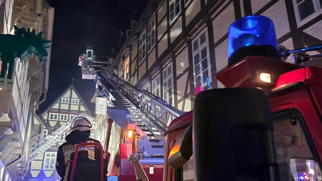 FW Celle: Gastronomieküche in historischen Altstadt in Vollbrand - mehrere Personen in Fachwerkhaus eingeschlossen! - Bild: presseportal.de