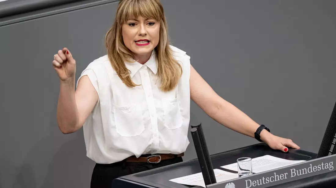 Clara Bünger (Linke) hält es für falsch, dass der Familiennachzug zu subsidiär Schutzberechtigten ausgesetzt ist. (Archivfoto) - Bild: Fabian Sommer/dpa