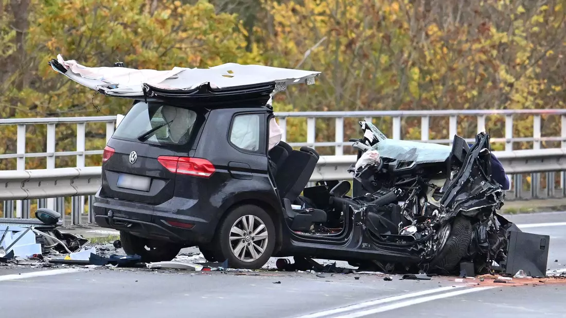 Der schwarze Pkw wurde völlig zerstört. Das Dach des Wagens ist größtenteils abgerissen. - Bild: Swen Pförtner/dpa