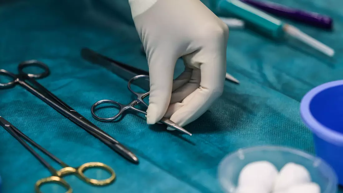 Das Besteck in der Chirurgie ist einer Expertin zufolge eher auf Männerhände ausgelegt. - Bild: Oliver Berg/dpa