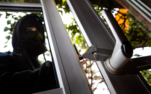 Die Polizei rät, alle Fenster und Türen zu sichern. (Archivbild) - Foto: Philipp von Ditfurth/dpa