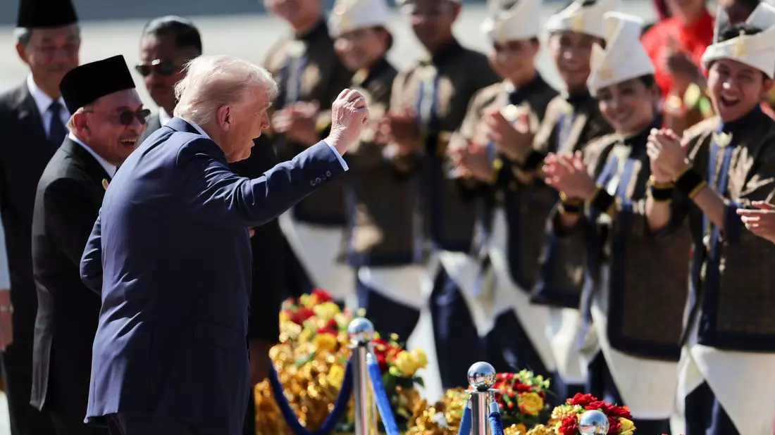 Trump präsentiert eine Tanzeinlage bei seiner Landung.  - Bild: Hasnoor Hussain/Pool Reuters/AP/dpa