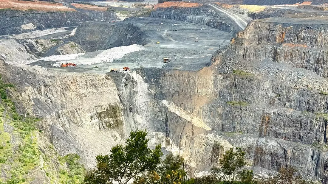 Der Aussichtspunkt auf die Mine liegt am Ortsrand von Greenbushes. - Bild: Carola Frentzen/dpa