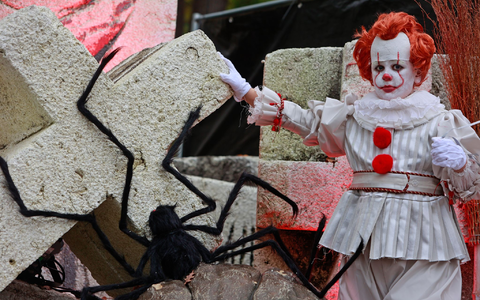 Die Figur von Pennywise aus dem Horrorfilm «Es» von Andy Muschietti machte Clowns endgültig wieder furchterregend.  - Foto: Matthias Bein/dpa/ZB