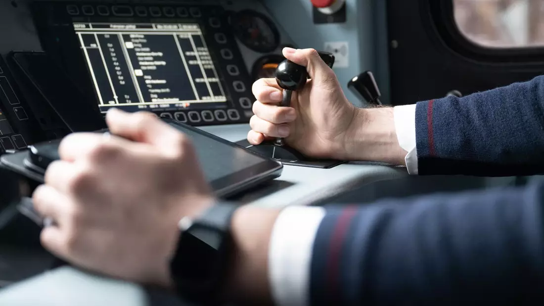 Insbesondere im operativen Bereich sucht die Bahn weiterhin Personal - und stellt nun trotz Krise Tausende Auszubildende ein. (Archivbild) - Bild: Sebastian Kahnert/dpa