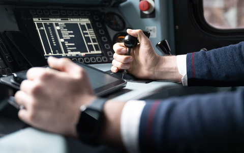 Insbesondere im operativen Bereich sucht die Bahn weiterhin Personal - und stellt nun trotz Krise Tausende Auszubildende ein. (Archivbild) - Foto: Sebastian Kahnert/dpa