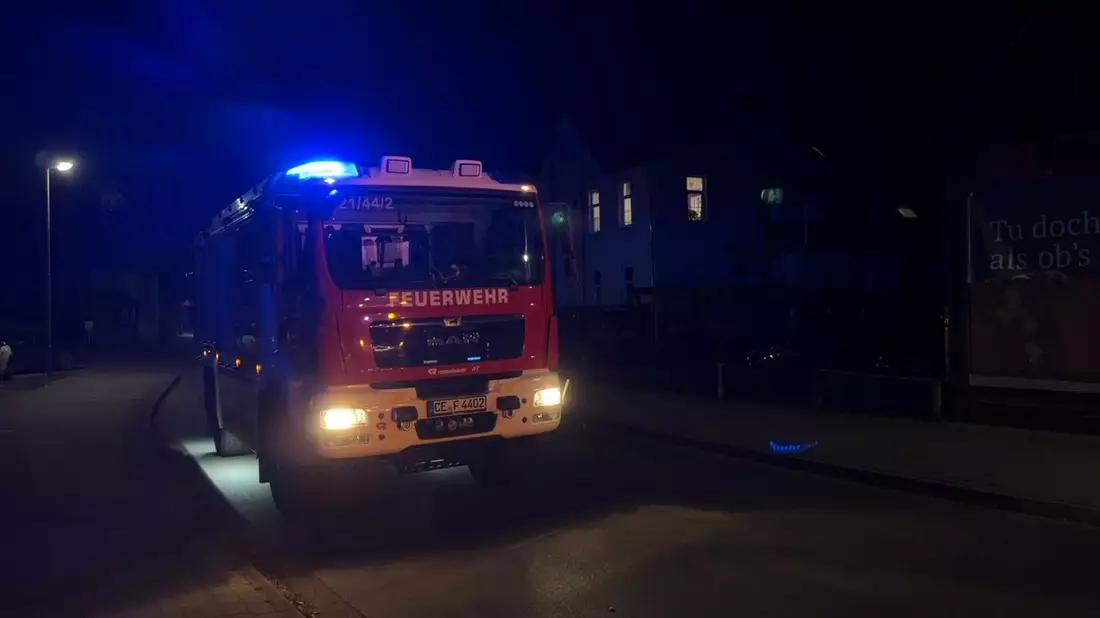 FW Flotwedel: Feuer greift auf Reithalle über - Anwohner reagiert vorbildlich - Bild: presseportal.de