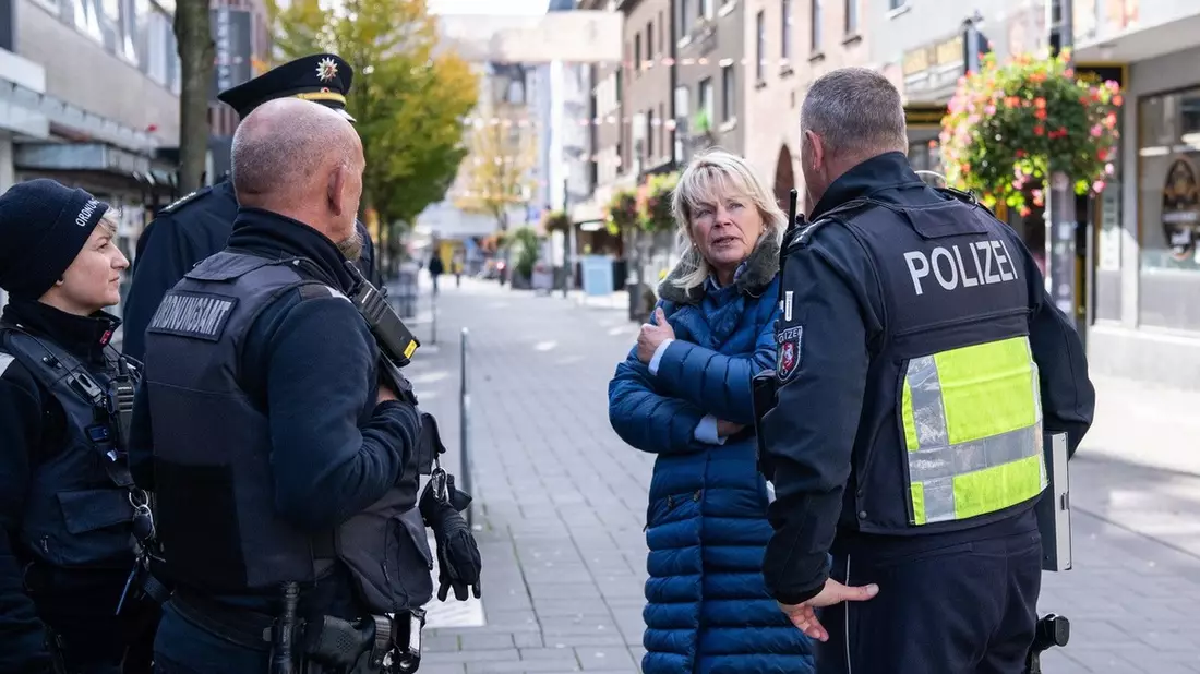 POL-RE: Bottrop: Schwerpunktaktion im Bereich ZOB und Ehrenpark - Polizeipräsidentin vor Ort - Bild: presseportal.de