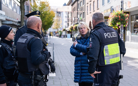 POL-RE: Bottrop: Schwerpunktaktion im Bereich ZOB und Ehrenpark - Polizeipräsidentin vor Ort - Foto: presseportal.de