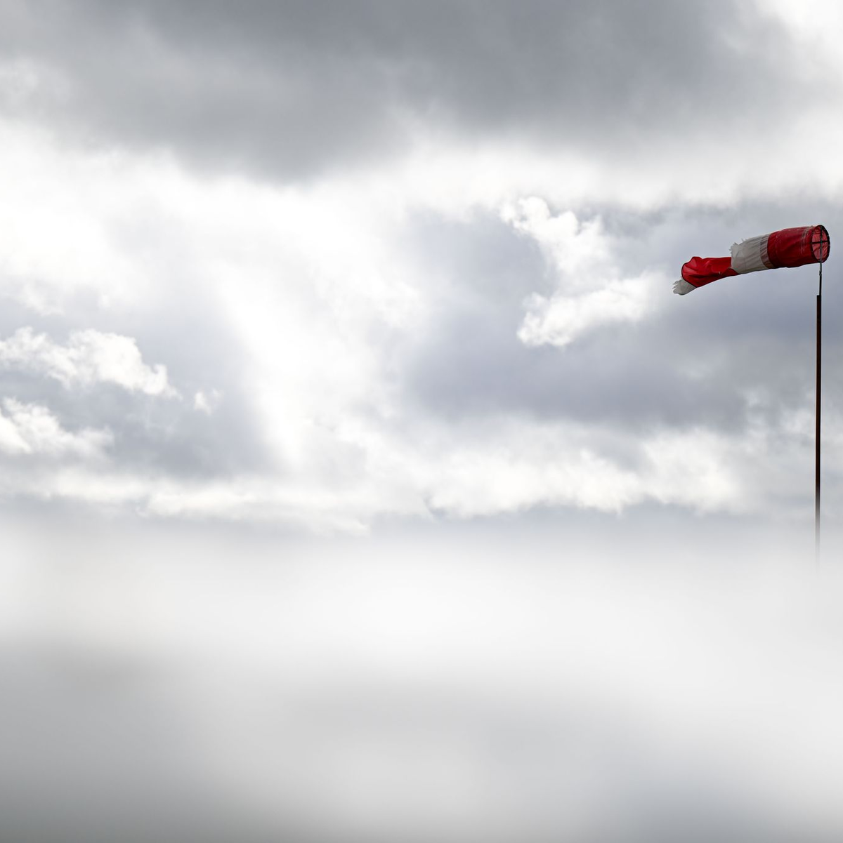 Das Wetter bleibt stürmisch - vor allem an der Küste und auf den Bergen. - Foto: Marius Bulling/dpa