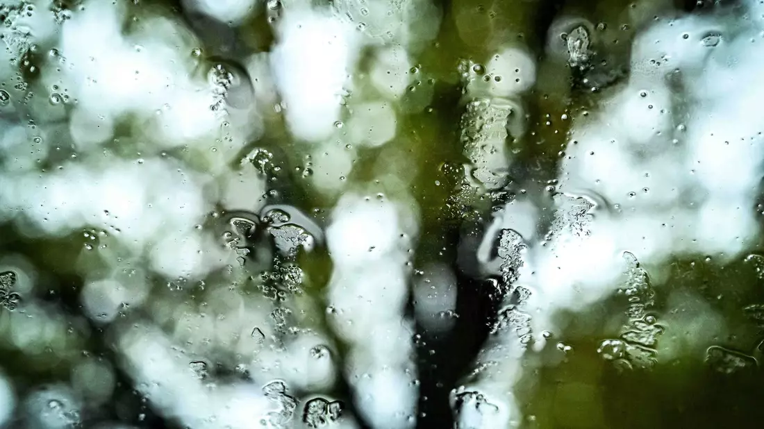 Herbststurm «Joshua» bringt auch immer wieder Regen mit sich.  - Bild: Swen Pförtner/dpa