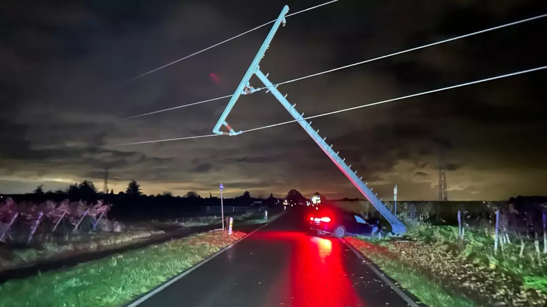 POL-PDNW: Neustadt an der Weinstraße - K 9 (zwischen L 516 und B 39) - Verkehrsunfall unter Alkoholeinfluss Strommast beschädigt, K9 vorübergehend gesperrt - Bild: presseportal.de