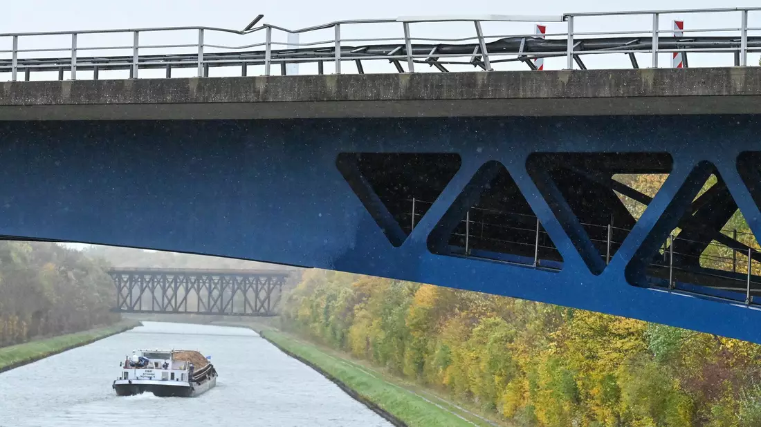 Die Polizei ermittelt die Hintergründe des Unfalls an der Brücke. - Bild: Swen Pförtner/dpa