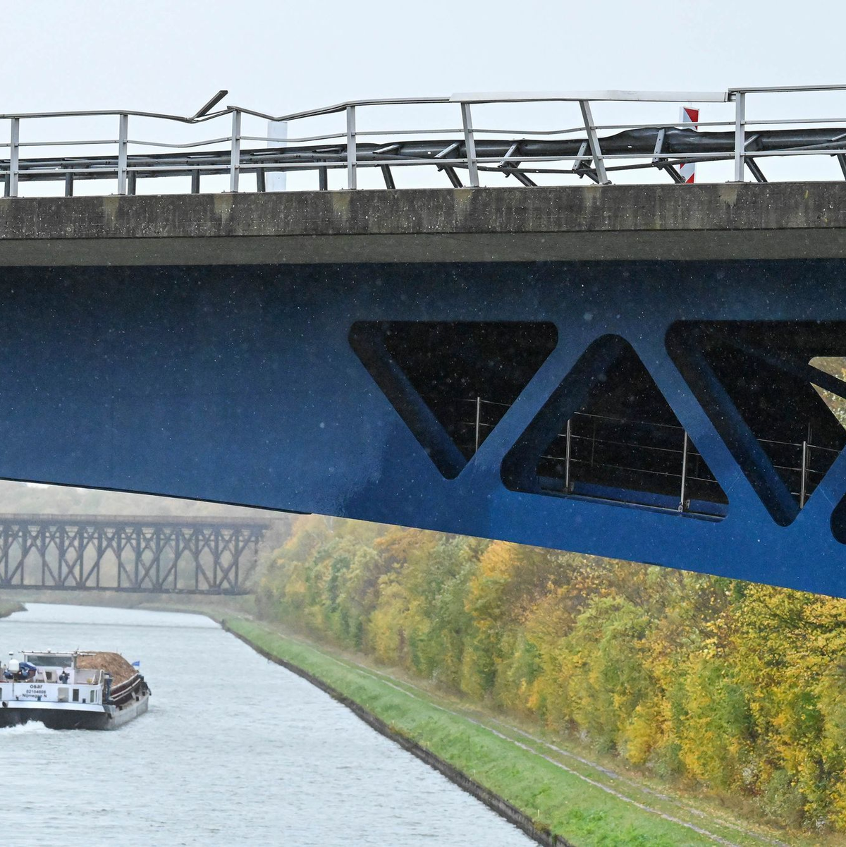 Die Polizei ermittelt die Hintergründe des Unfalls an der Brücke. - Foto: Swen Pförtner/dpa