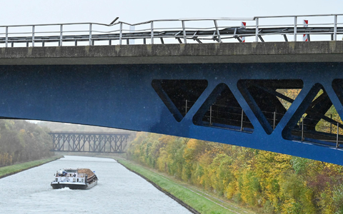 Die Polizei ermittelt die Hintergründe des Unfalls an der Brücke. - Foto: Swen Pförtner/dpa
