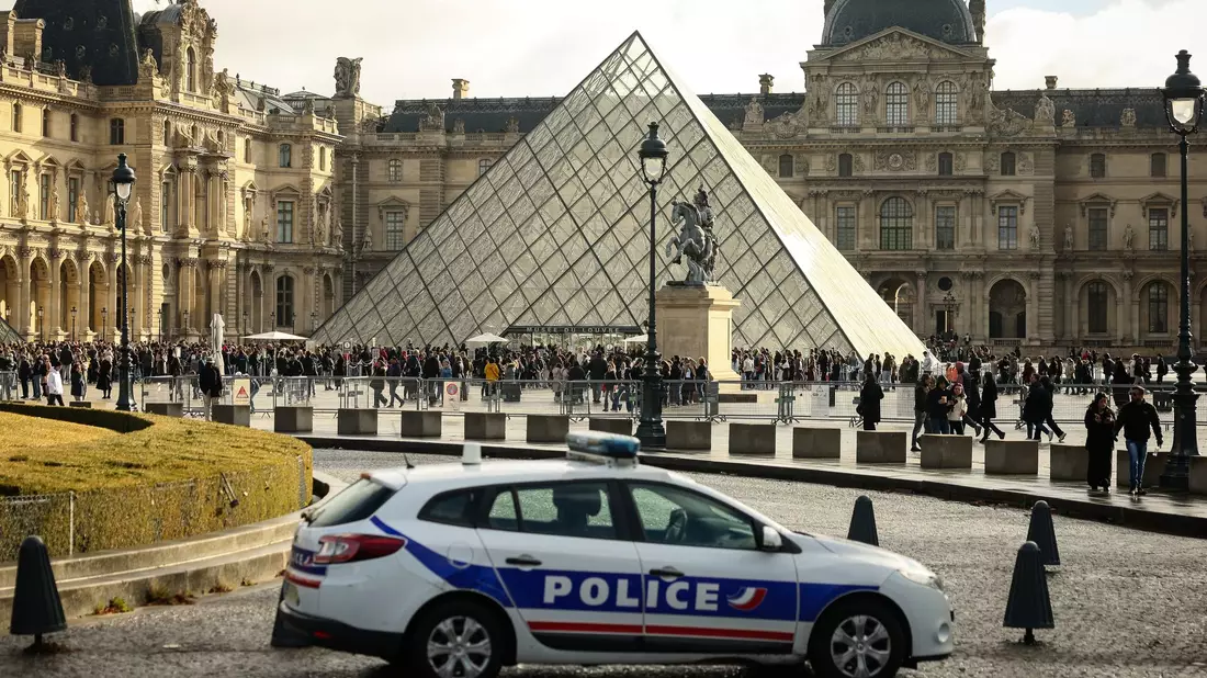 Die Ermittler melden nach dem Raubüberfall auf den Louvre einen Fahndungserfolg. - Bild: Thomas Padilla/AP/dpa