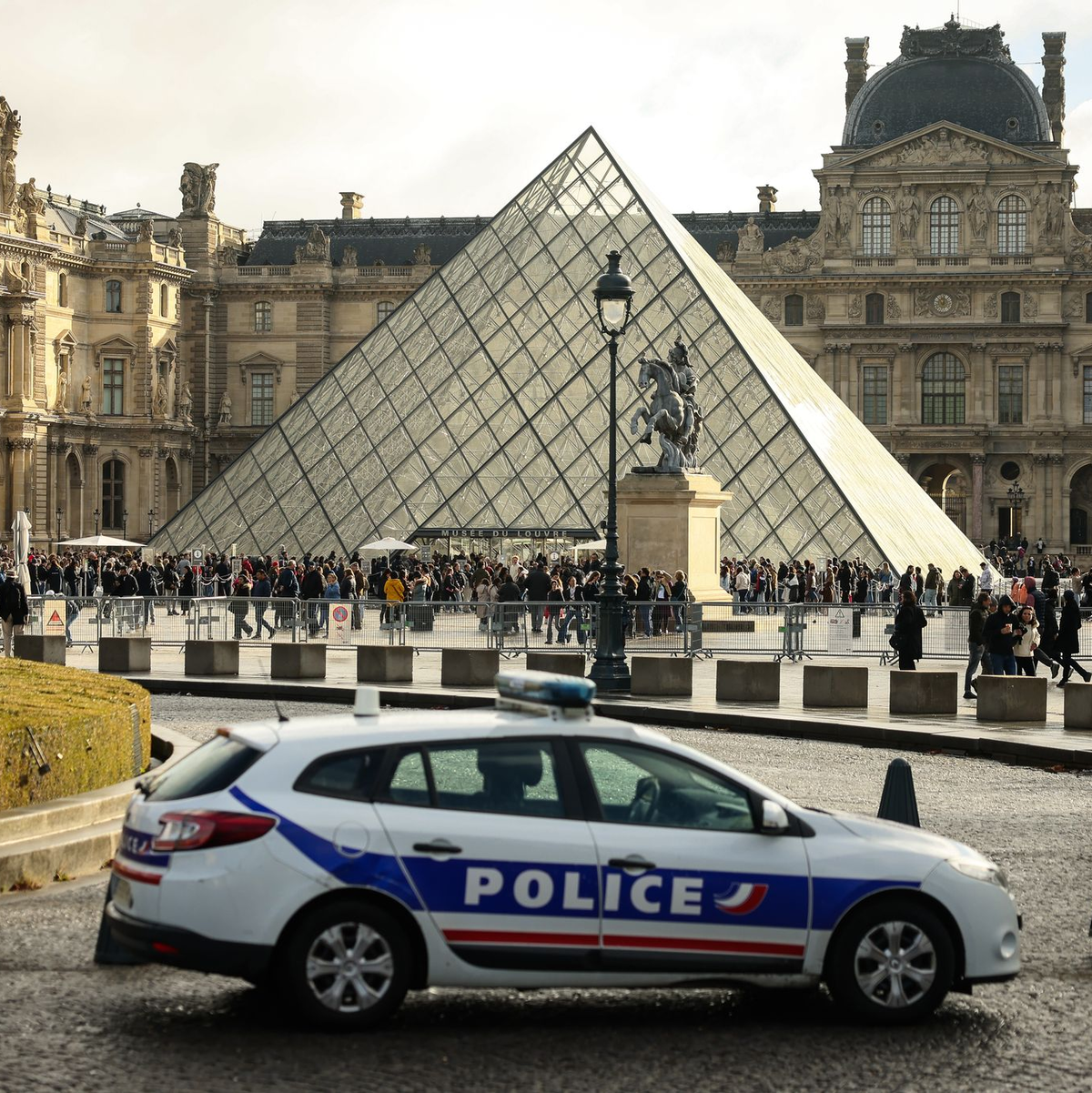 Die Ermittler melden nach dem Raubüberfall auf den Louvre einen Fahndungserfolg. - Foto: Thomas Padilla/AP/dpa