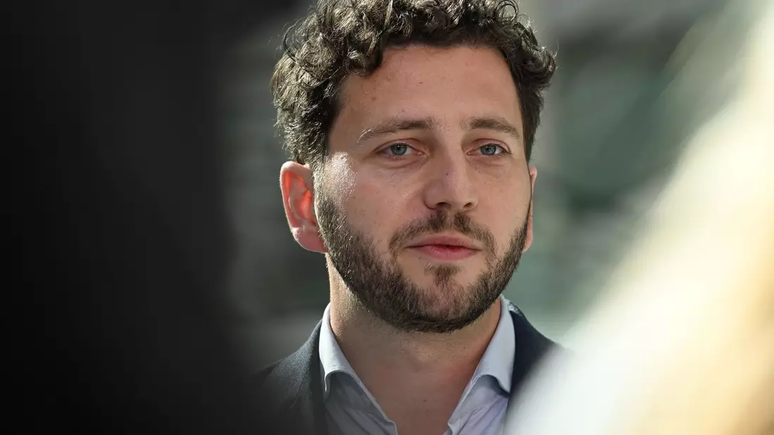 Die Aussagen des Kanzlers seien ihm zu pauschal, sagt der Co-Vorsitzende der Grünen, Felix Banaszak. (Archivbild) - Bild: Shireen Broszies/dpa