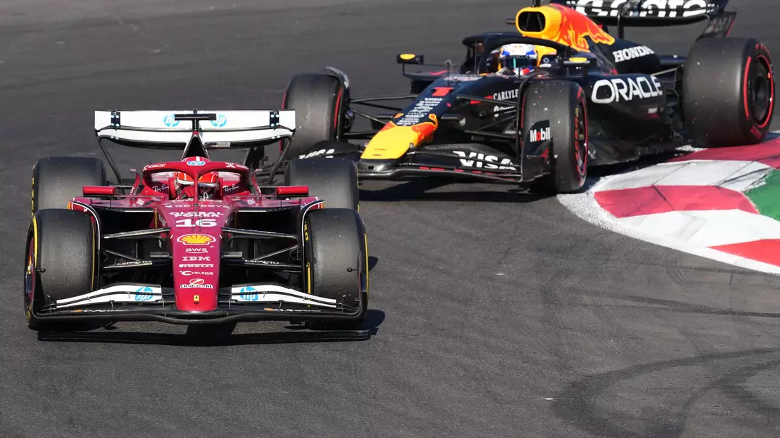 Nur eine virtuelle Safety-Car-Phase rettete Charles Leclerc (vorn) am Ende gegen Max Verstappen. - Bild: Eduardo Verdugo/AP/dpa