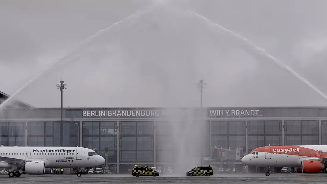 Am 31. Oktober 2020 landeten die ersten Flugzeuge am Hauptstadtflughafen BER. (Archivbild) - Bild: Michael Kappeler/dpa
