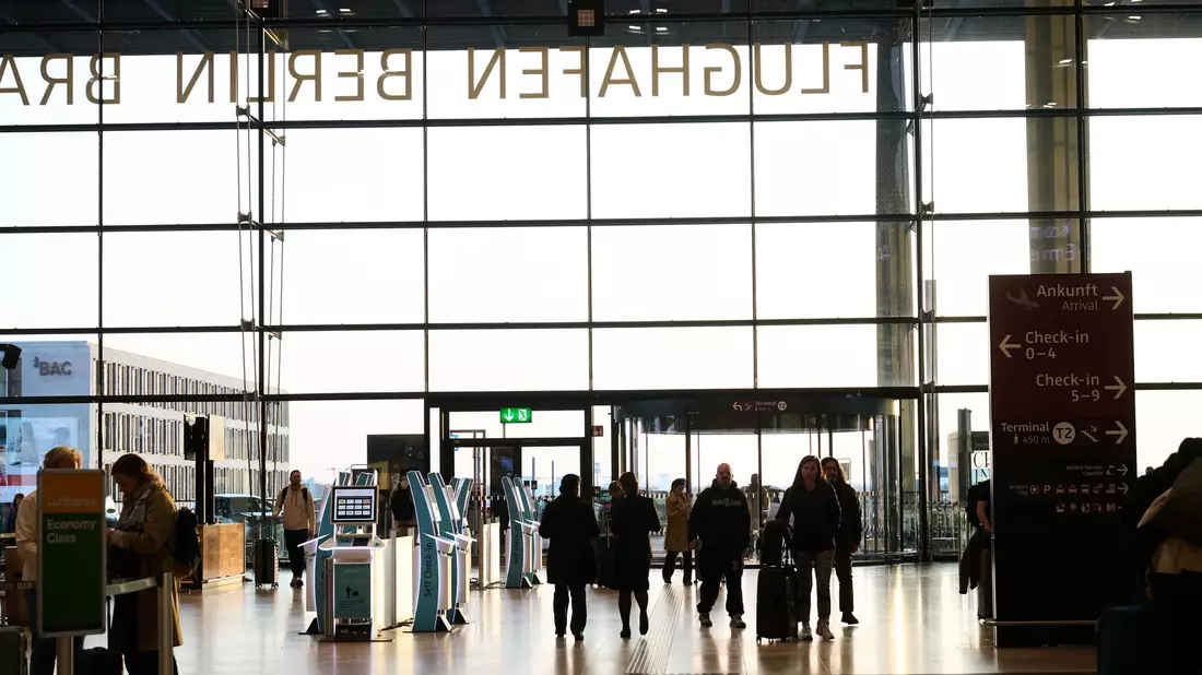 Der Flughafen wurde aufgrund von Fehlplanungen und Bauproblemen mit neun Jahren Verspätung eröffnet.  - Bild: Annette Riedl/dpa