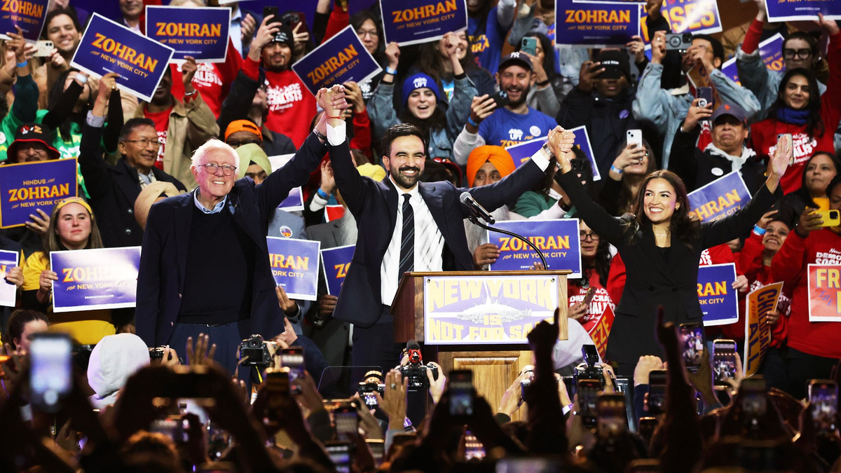Mamdani trat an der Seite von Sanders (l) und Ocasio-Cortez (r) auf. - Foto: Heather Khalifa/AP/dpa