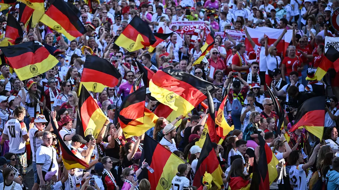 Die WM-Tickets sind laut FIFA in Deutschland begehrt. (Archivbild) - Bild: Sebastian Gollnow/dpa