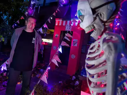 Bei Halloween-Fan Sven Wagner findet jeder das passende Leichenteil.  - Foto: Henning Kaiser/dpa