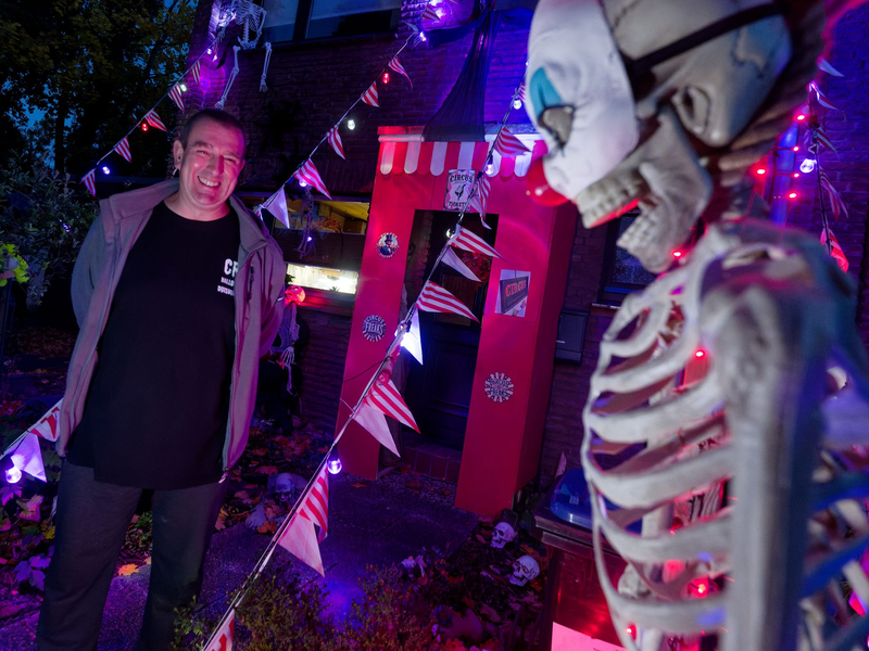 Bei Halloween-Fan Sven Wagner findet jeder das passende Leichenteil.  - Foto: Henning Kaiser/dpa