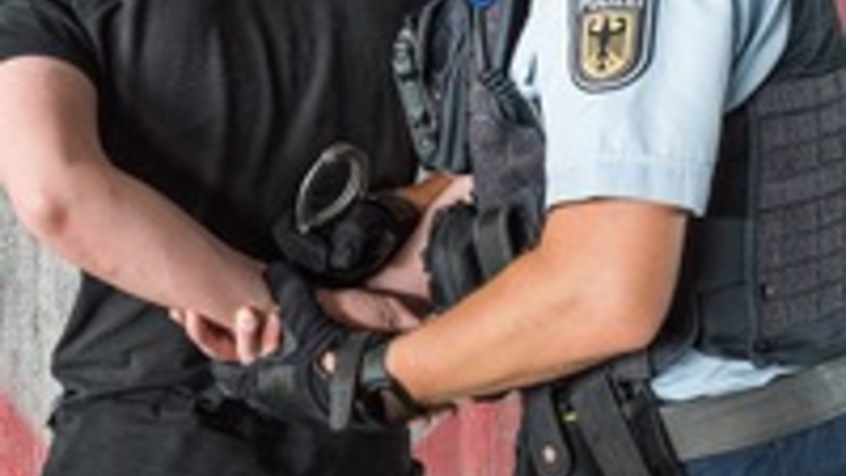 BPOL NRW: Bundespolizei vollstreckt am Sonntag 5 Haftbefehle innerhalb von 7 Stunden - Foto: presseportal.de