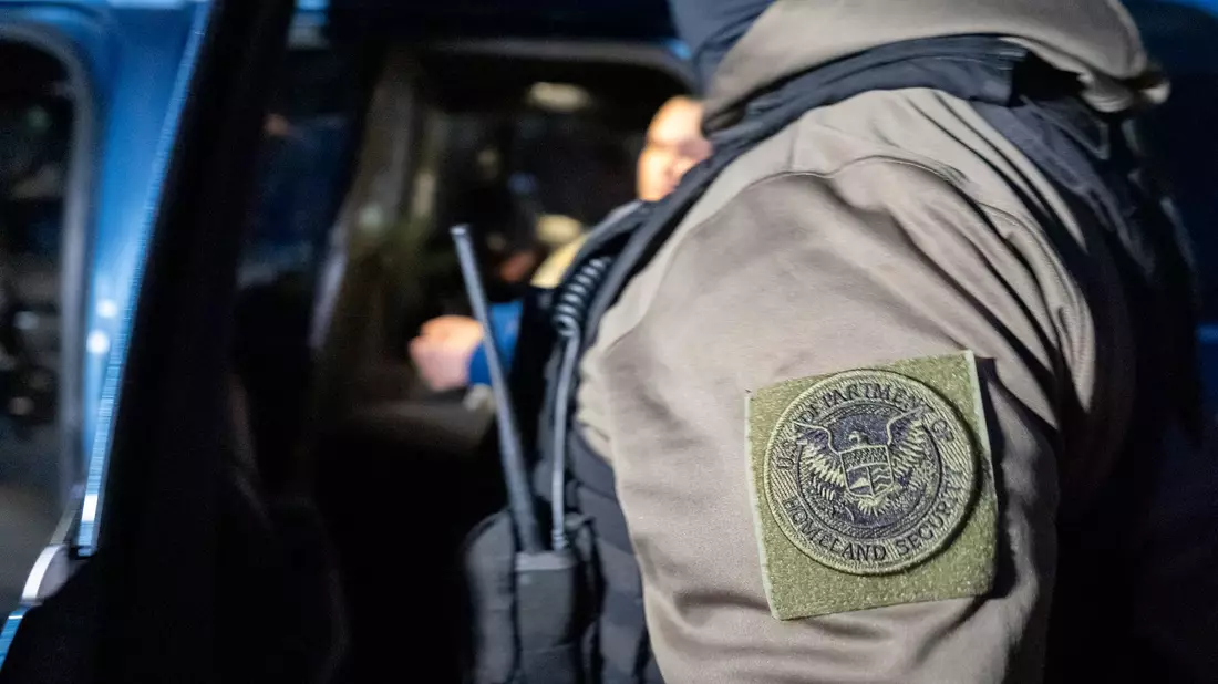 In den USA wird heftig über einen ICE-Einsatz in einem Kindergarten diskutiert. - Bild: Alex Brandon/AP/dpa