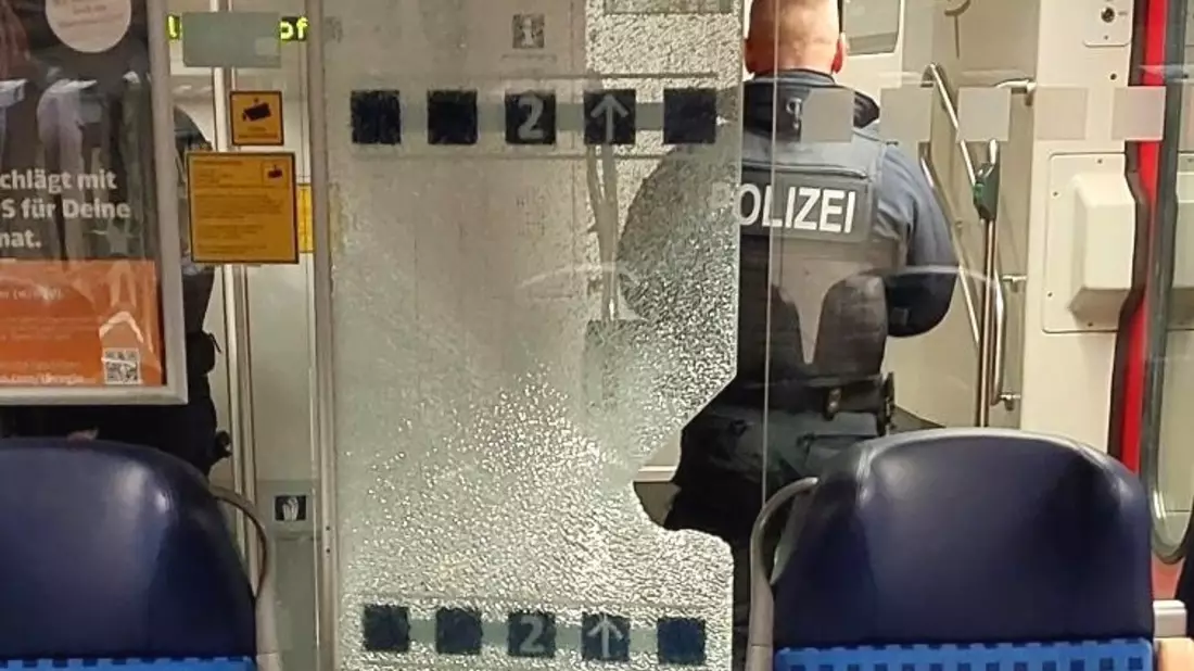 BPOL-HST: Zeugenaufruf - Sachbeschädigungen im Reisezug - Bild: presseportal.de