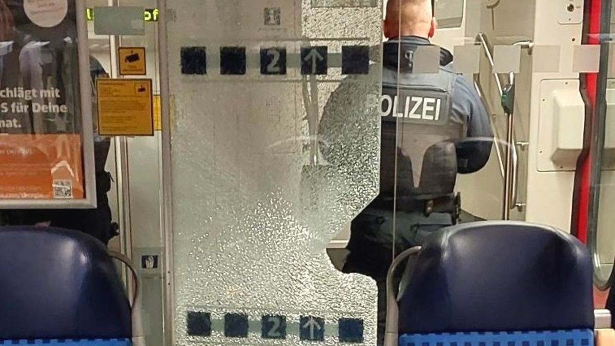 BPOL-HST: Zeugenaufruf - Sachbeschädigungen im Reisezug - Foto: presseportal.de